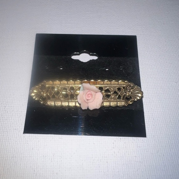 ♦️ Beautiful Single Porcelain Rose set in an Ornate Gold tone Bar Brooch. Used - Picture 2 of 3